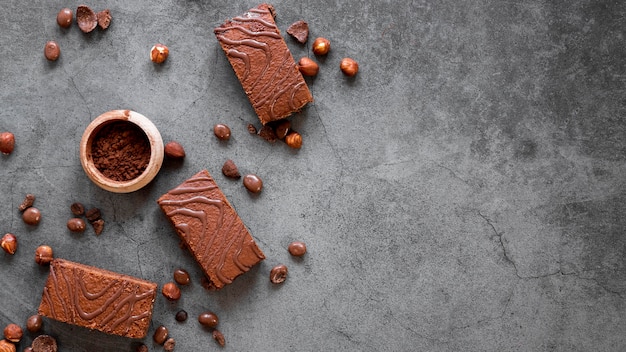 Assortimento delizioso delle barre di cioccolato con lo spazio della copia