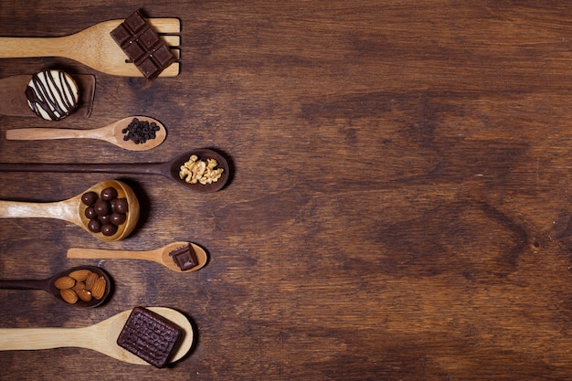 Assortimento delizioso spuntino su cucchiai