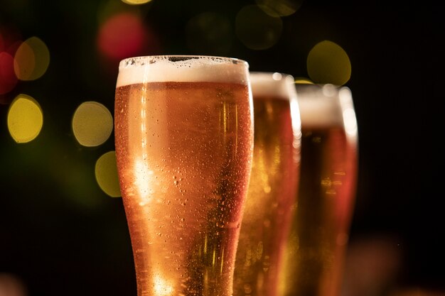 Assortimento di boccali di birra di Natale ancora in vita