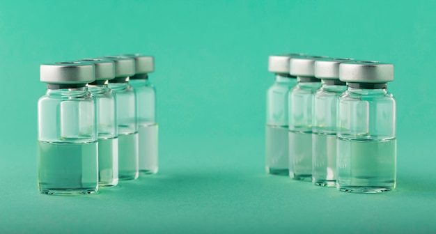 Assortimento di bottiglie di vaccino sul verde