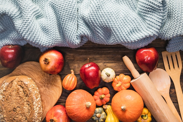 Assortimento di cibi vista dall&#39;alto con coperte e utensili da cucina