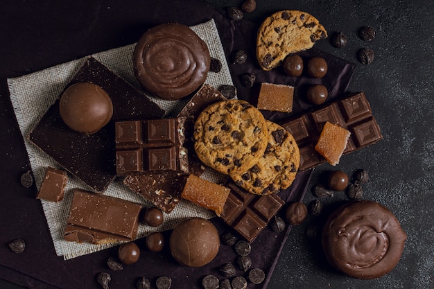 Assortimento di cioccolato e biscotti