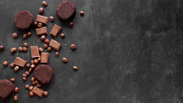 Assortimento di cioccolato su sfondo scuro con spazio di copia