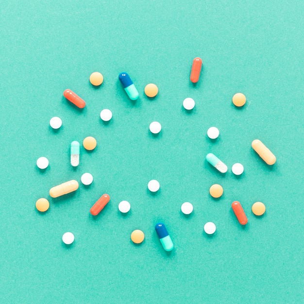 Assortimento di Close-up di medicina colorata sul tavolo