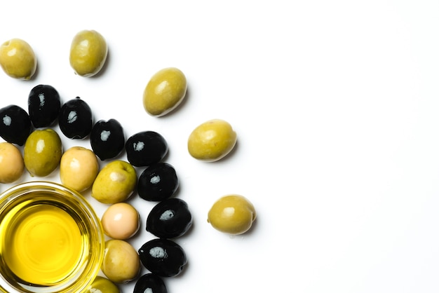 Assortimento di Close-up di olive con spazio di copia
