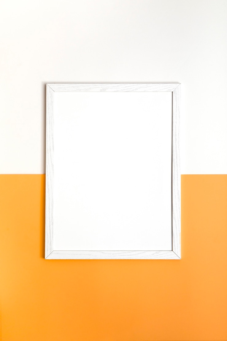Foto gratuito assortimento di cornice vuota bianca sulla parete