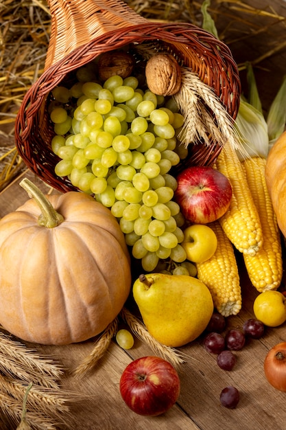 Assortimento di cornucopia festiva con cibi deliziosi