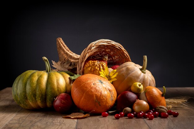 Assortimento di cornucopia festiva con cibi deliziosi