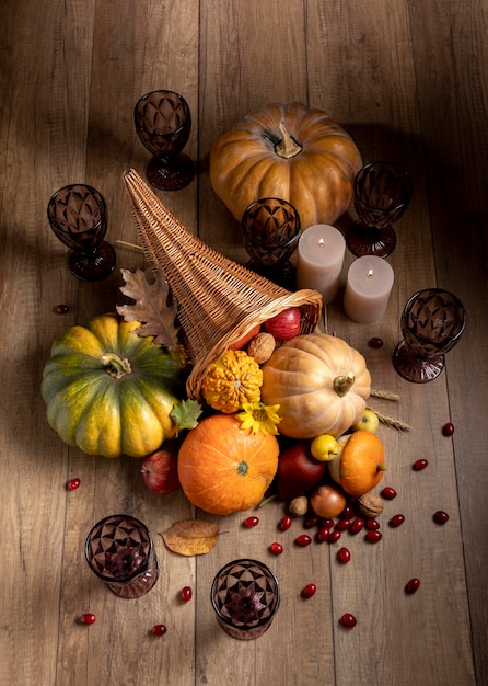 Assortimento di cornucopia festiva con cibi deliziosi