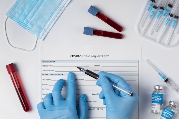 Assortimento di coronavirus con campioni di sangue e vaccino