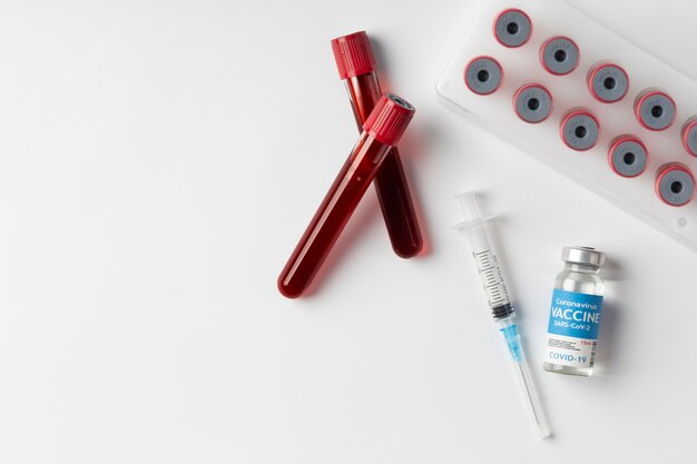Assortimento di coronavirus con campioni di sangue e vaccino