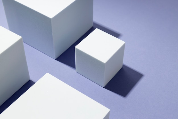 Assortimento di cubi bianchi su sfondo viola ad alto angolo