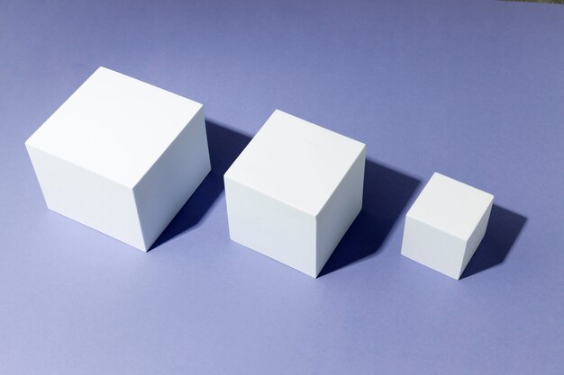 Assortimento di cubi bianchi su sfondo viola