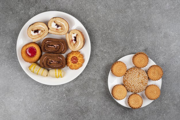 Assortimento di deliziosi biscotti su piatti bianchi