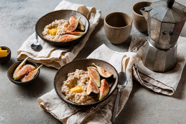 Assortimento di deliziosi pasti per la colazione ad alto angolo