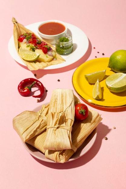 Assortimento di deliziosi tamales sulla piastra