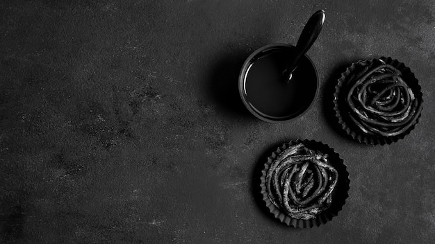 Assortimento di delizioso cibo nero sul tavolo scuro con spazio di copia
