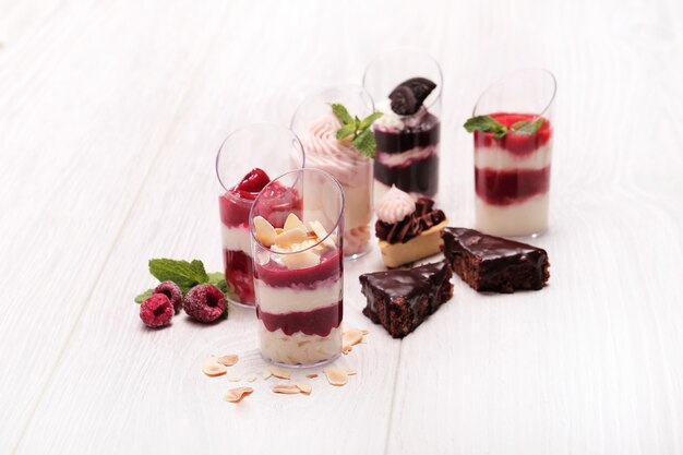 Assortimento di dessert con frutti di bosco e cioccolato