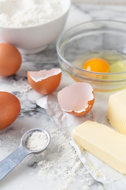 Assortimento di diversi ingredienti per una deliziosa ricetta