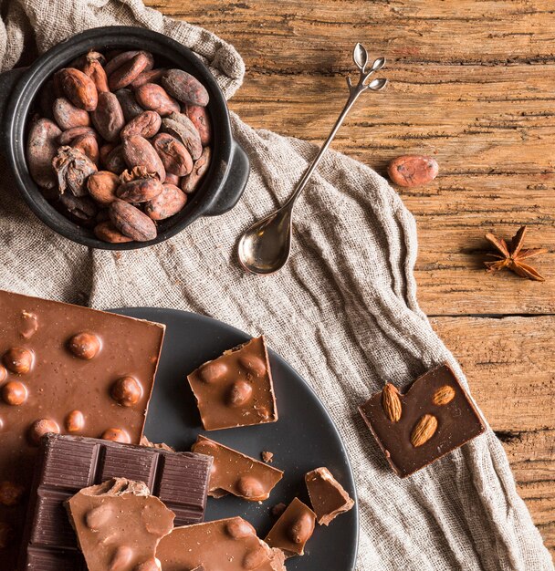 Assortimento di dolci vista dall'alto sul tavolo di legno