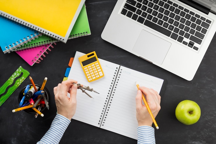 Foto gratuito assortimento di elementi educativi piatti