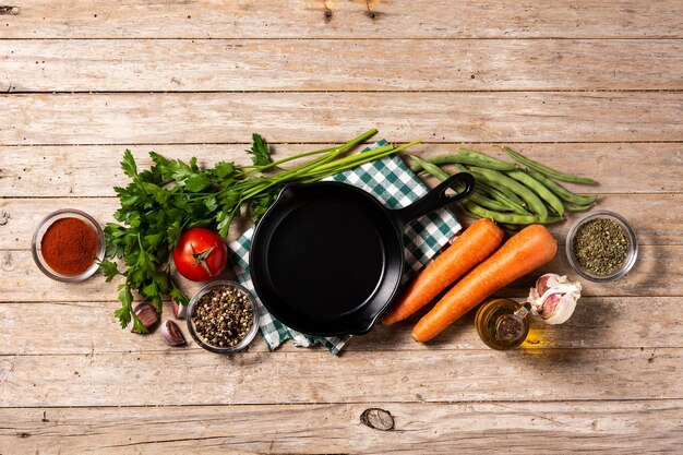 Assortimento di erbe aromatiche e spezie su tavola di legno Vista dall'alto