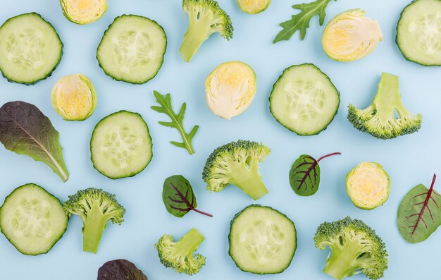 Assortimento di fette di cetriolo e broccoli sul tavolo