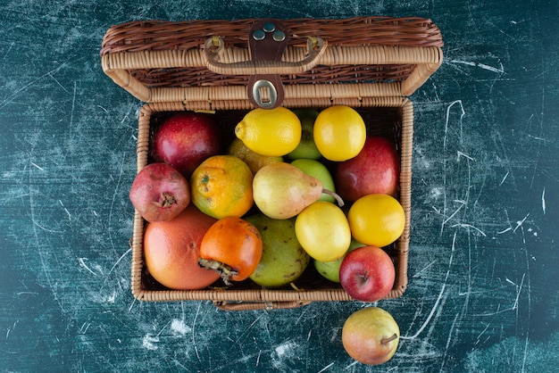 Assortimento di frutta fresca in borsa di legno.