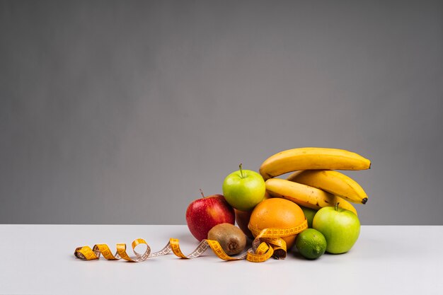 Assortimento di frutta sana con spazio di copia