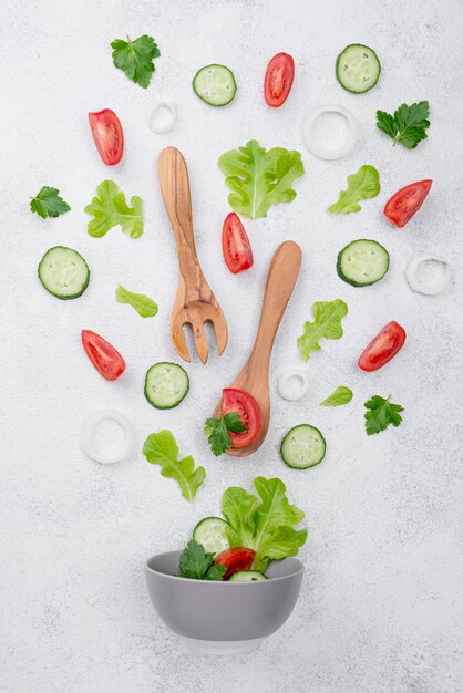 Assortimento di ingredienti diversi su sfondo bianco