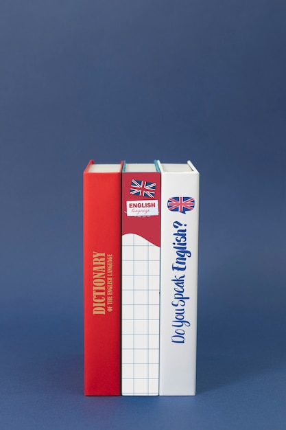 Assortimento di libri in inglese con sfondo blu