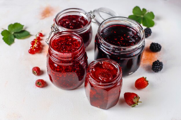 Assortimento di marmellate di frutti di bosco, vista dall'alto