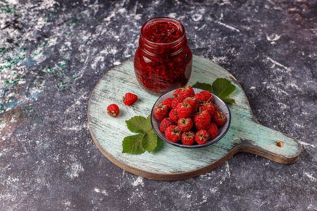 Assortimento di marmellate di frutti di bosco, vista dall'alto