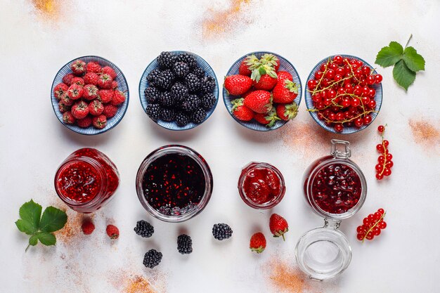 Assortimento di marmellate di frutti di bosco, vista dall'alto