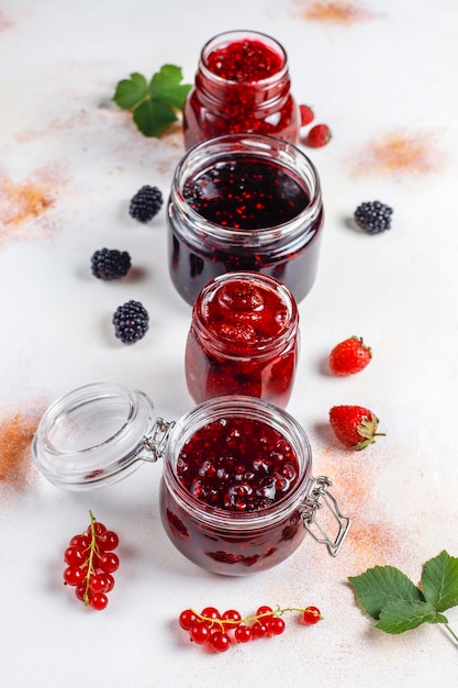 Assortimento di marmellate di frutti di bosco, vista dall'alto