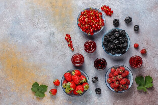 Assortimento di marmellate di frutti di bosco, vista dall'alto