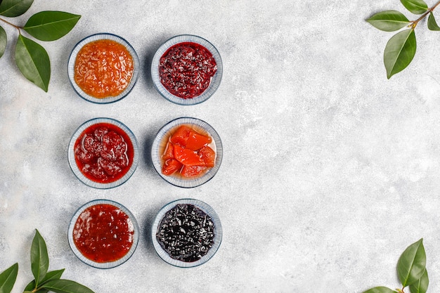 Assortimento di marmellate dolci e frutta e bacche stagionali, vista dall'alto