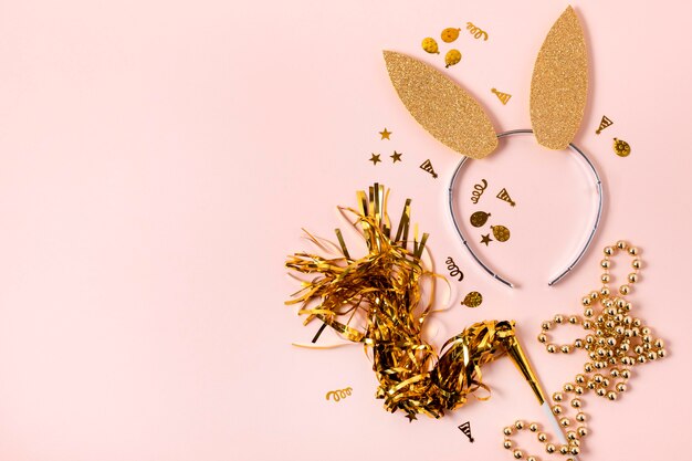 Assortimento di natura morta di carnevale con spazio di copia
