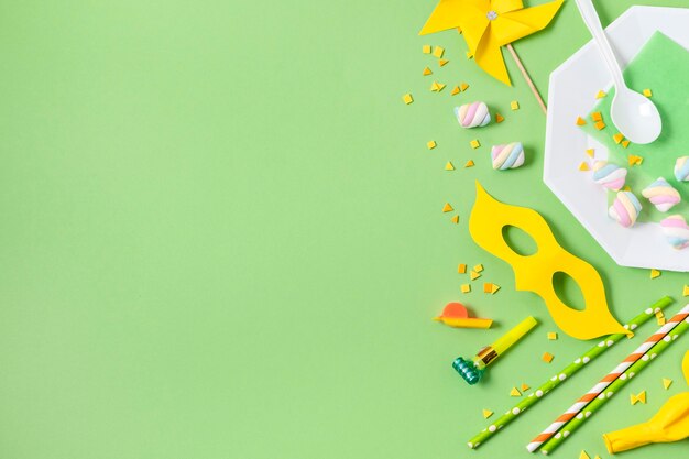 Assortimento di natura morta di carnevale con spazio di copia