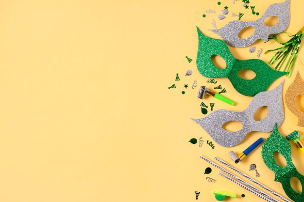 Assortimento di natura morta di carnevale con spazio di copia