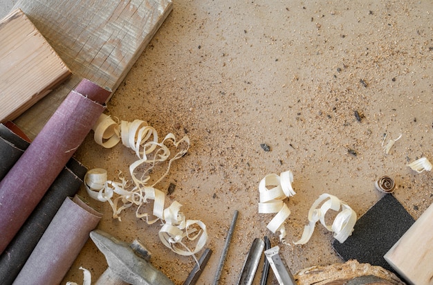 Assortimento di oggetti di artigianato in legno vista dall'alto