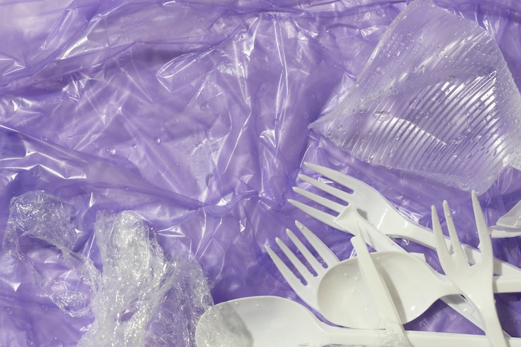 Foto gratuito assortimento di oggetti di plastica ordinati