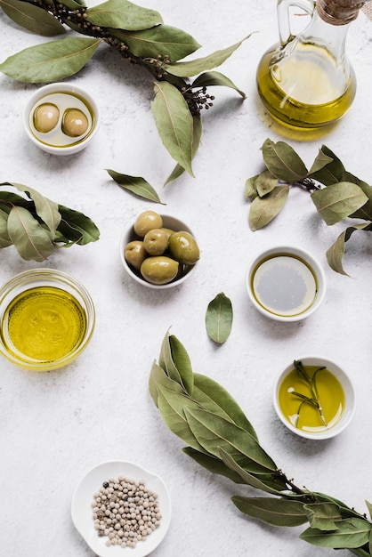 Assortimento di olio d'oliva e olive sul tavolo