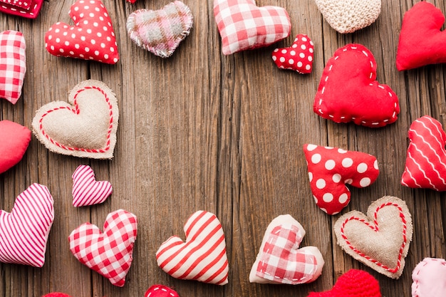 Assortimento di ornamenti di San Valentino su fondo in legno