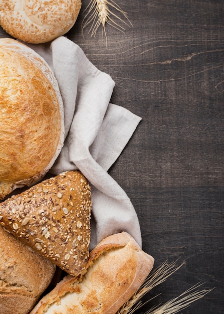 Assortimento di pane cotto su stoffa