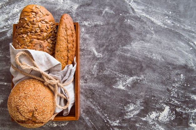 Assortimento di pane integrale con lo spazio della copia