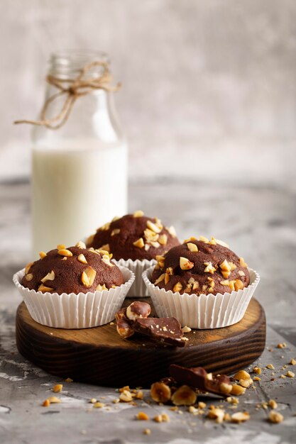Assortimento di panetteria dolce con latte in vista anteriore