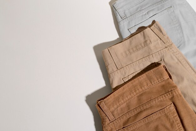 Assortimento di pantaloni in tonalità beige