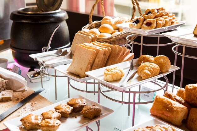 Assortimento di pasticceria fresca sul tavolo in buffet