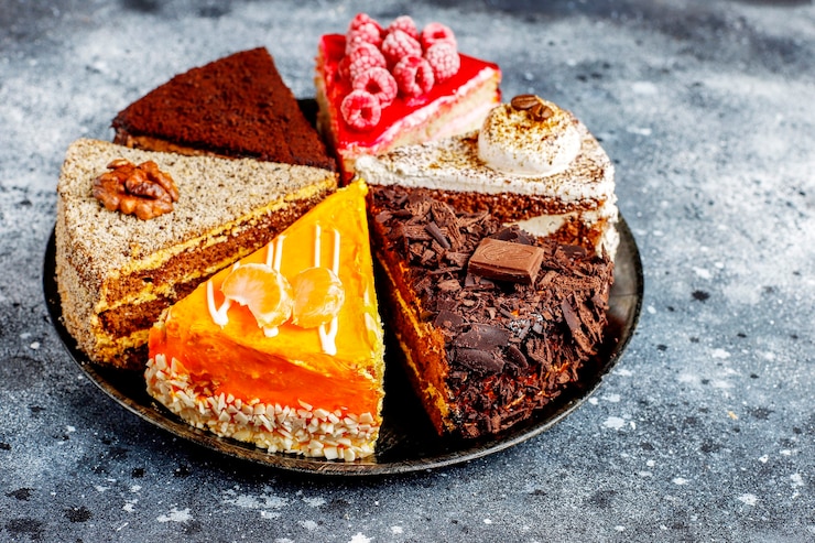 Foto gratuito assortimento di pezzi di torta.
